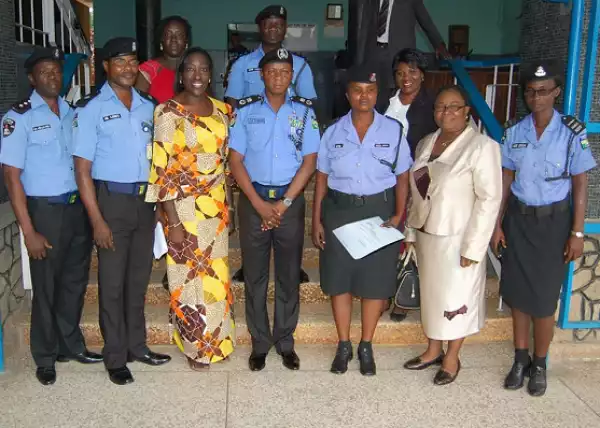 Oyo State First Lady Honours Policewoman Controlling Traffic In The Rain (Photos)